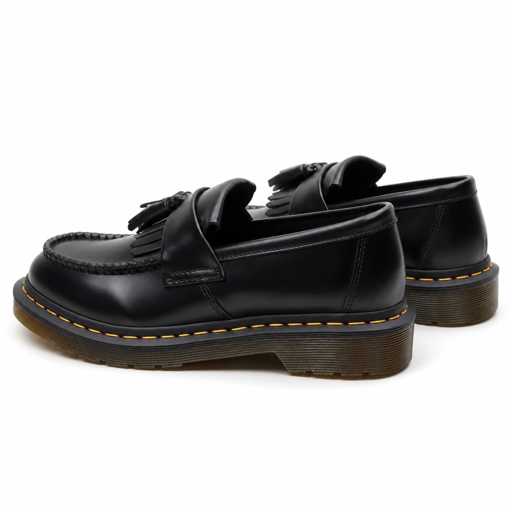 mocassins femme noir en cuir à glands paire sur fond blanc