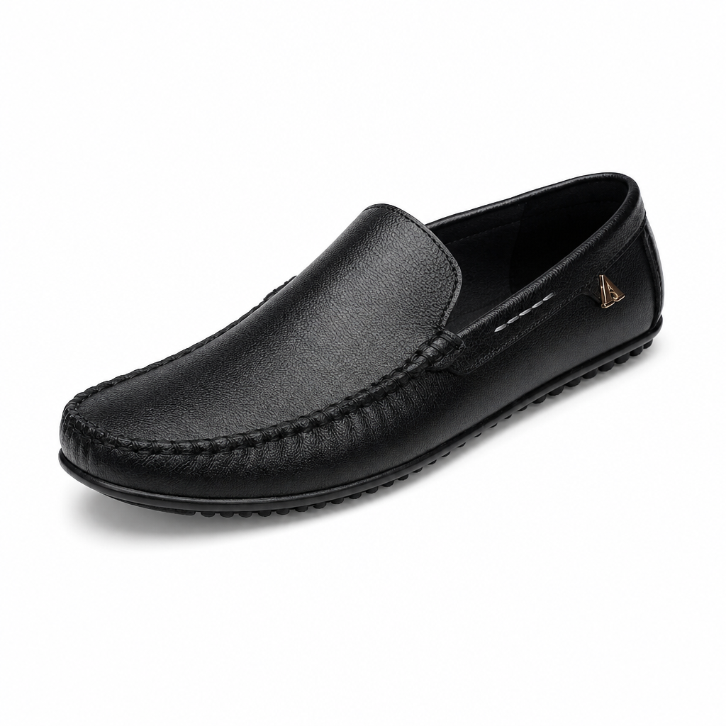 mocassins homme noir en cuir style bateau vue solo sur fond blanc