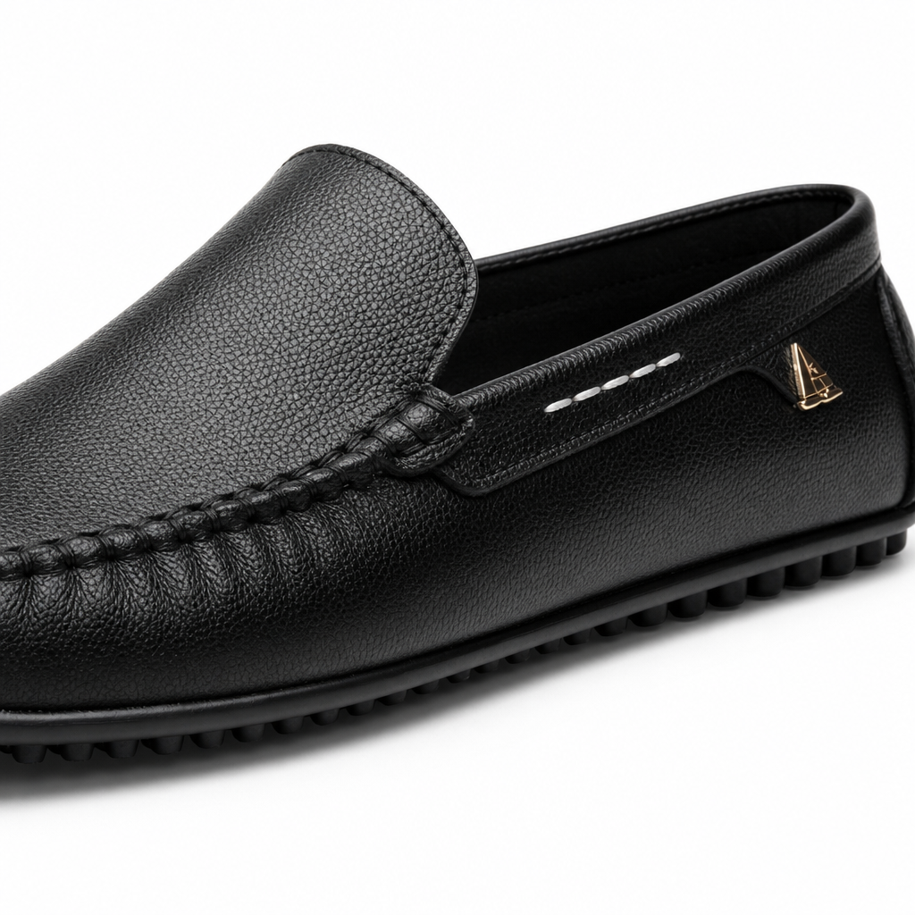 mocassins homme noir en cuir style bateau gros plan détail
