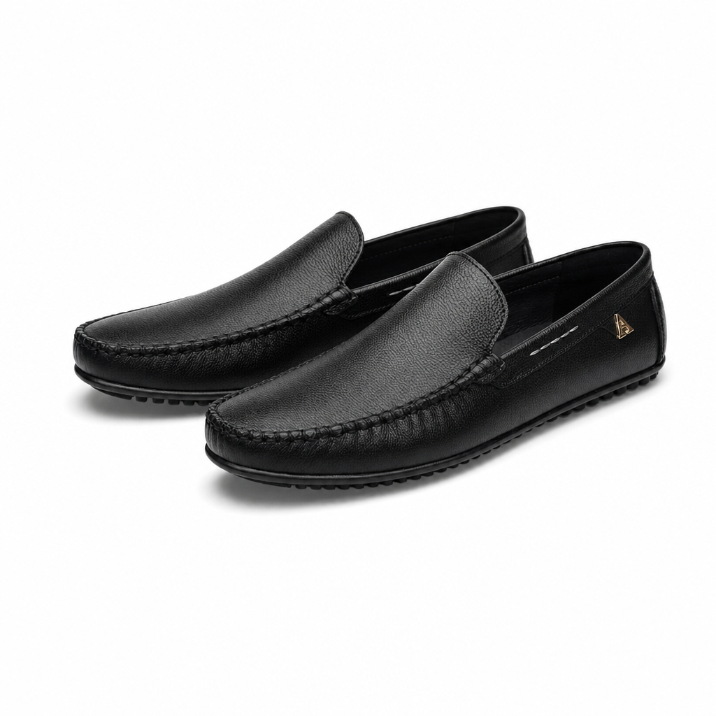 mocassins homme noir en cuir style bateau paire sur fond blanc