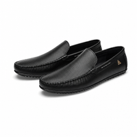 mocassins homme noir en cuir style bateau paire sur fond blanc
