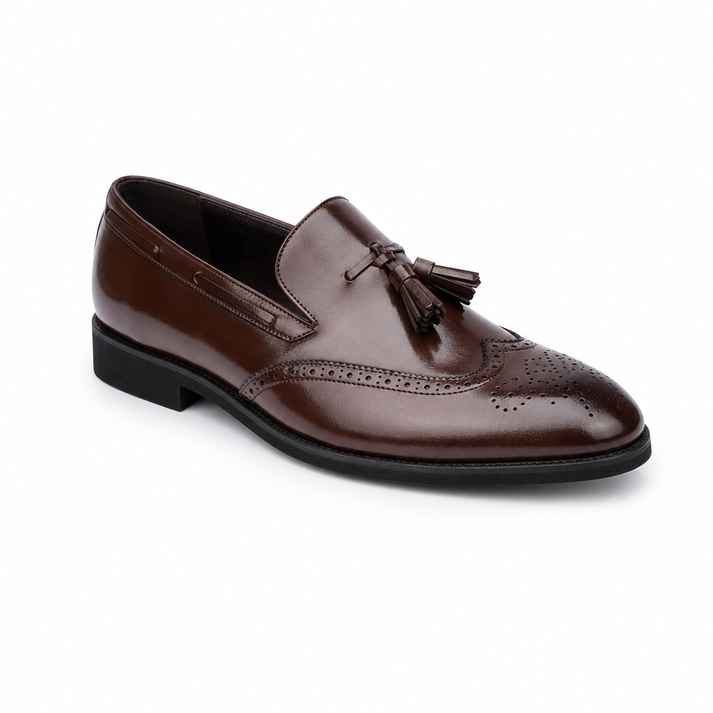 mocassins homme marron verni en cuir vue solo sur fond blanc