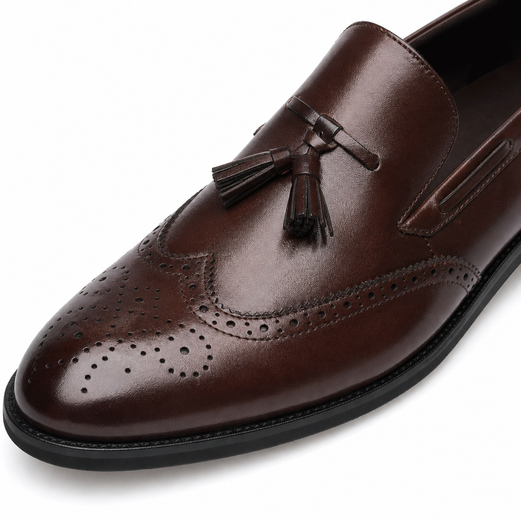 mocassins homme marron verni en cuir gros plan détail