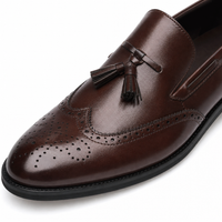mocassins homme marron verni en cuir gros plan détail