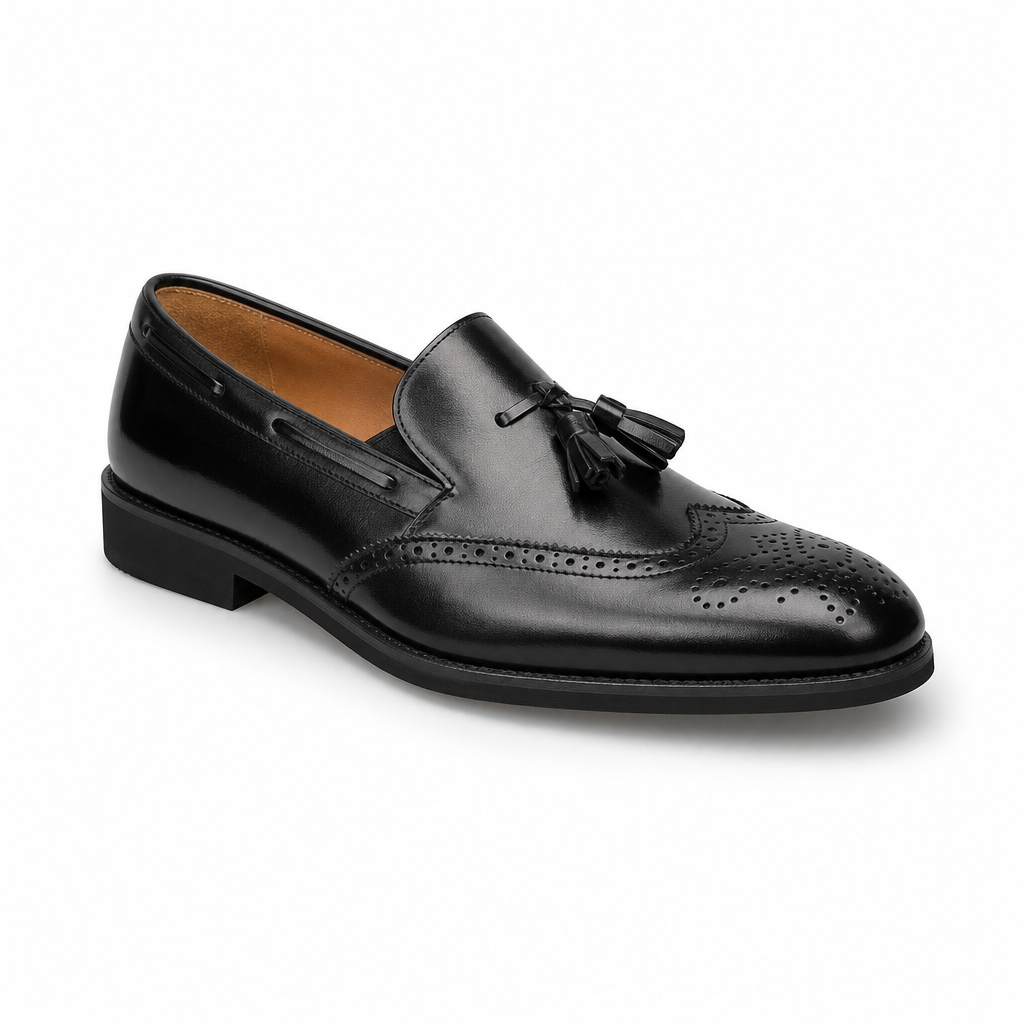 mocassins homme noir verni en cuir vue solo sur fond blanc