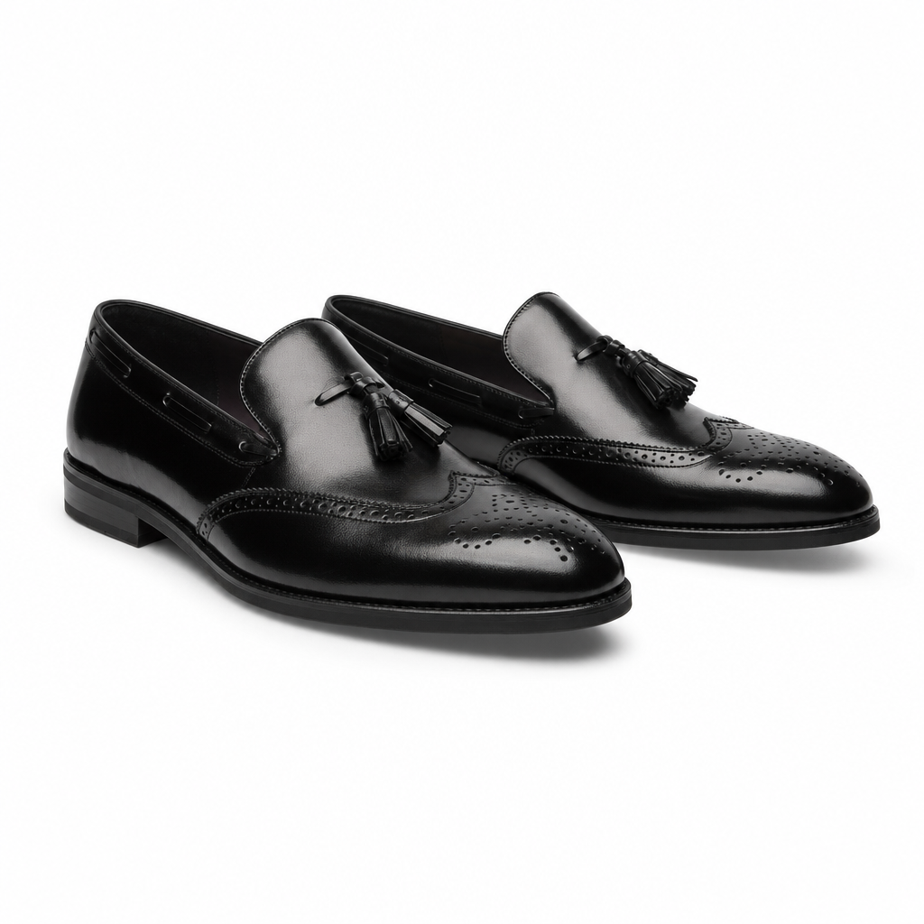 mocassins homme noir verni en cuir paire sur fond blanc