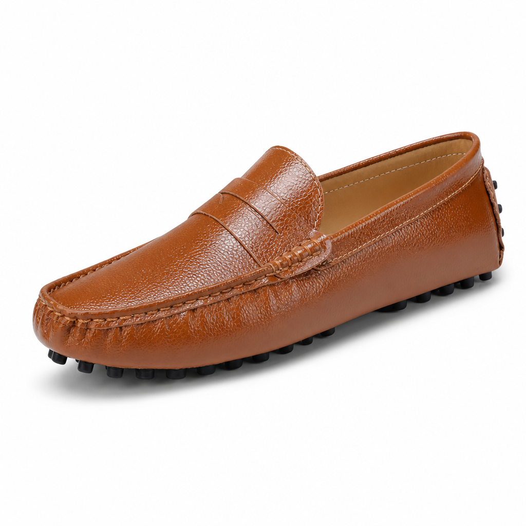 mocassins homme marron verni en cuir vue solo sur fond blanc