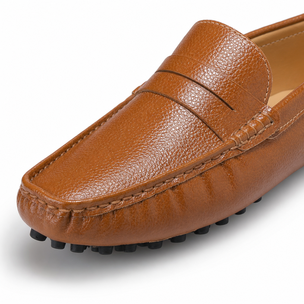 mocassins homme marron verni en cuir gros plan détail