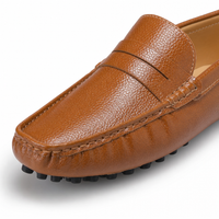 mocassins homme marron verni en cuir gros plan détail