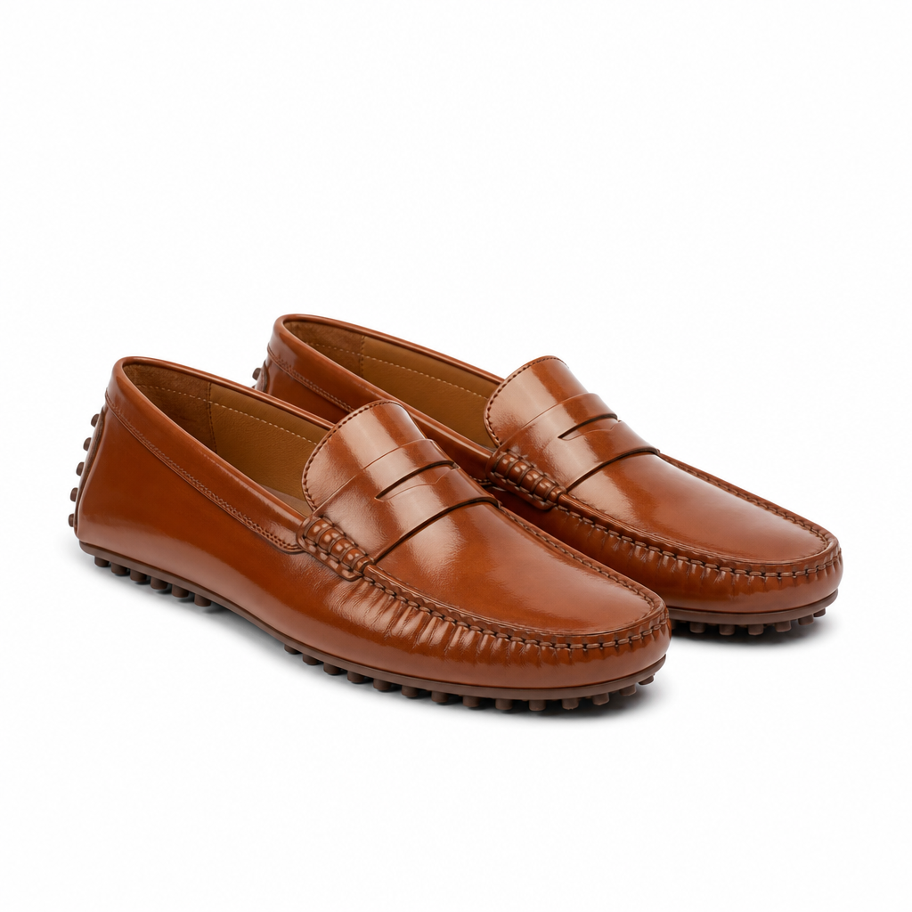 mocassins homme marron verni en cuir paire sur fond blanc