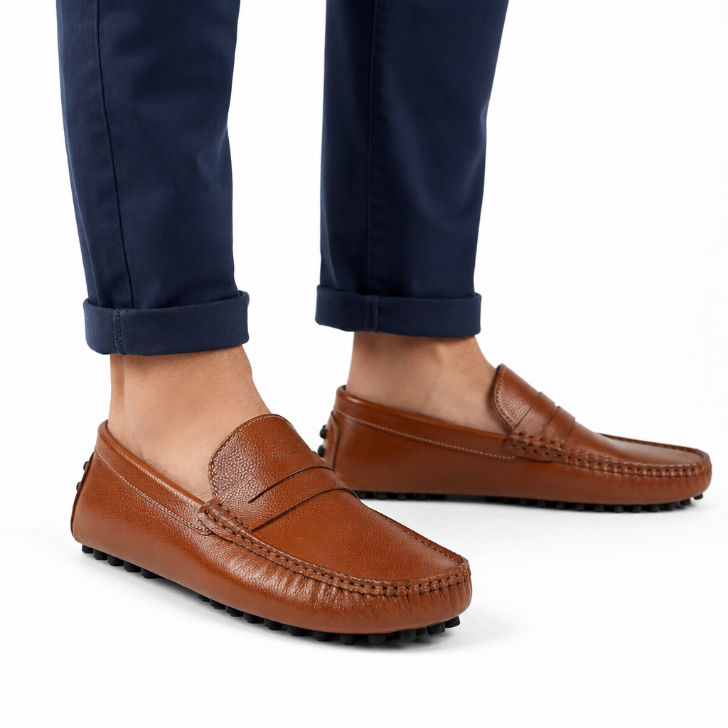mocassins homme marron verni en cuir détail porté aux pieds