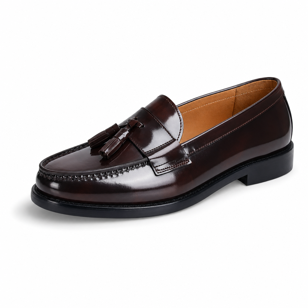 mocassins homme marron verni brillant vue solo sur fond blanc