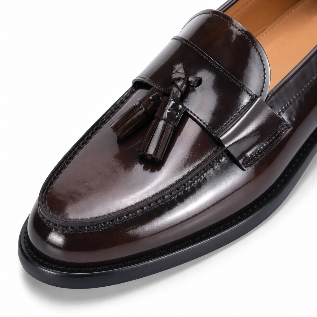 mocassins homme marron verni brillant gros plan détail