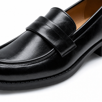 mocassins femme noir verni en cuir gros plan détail