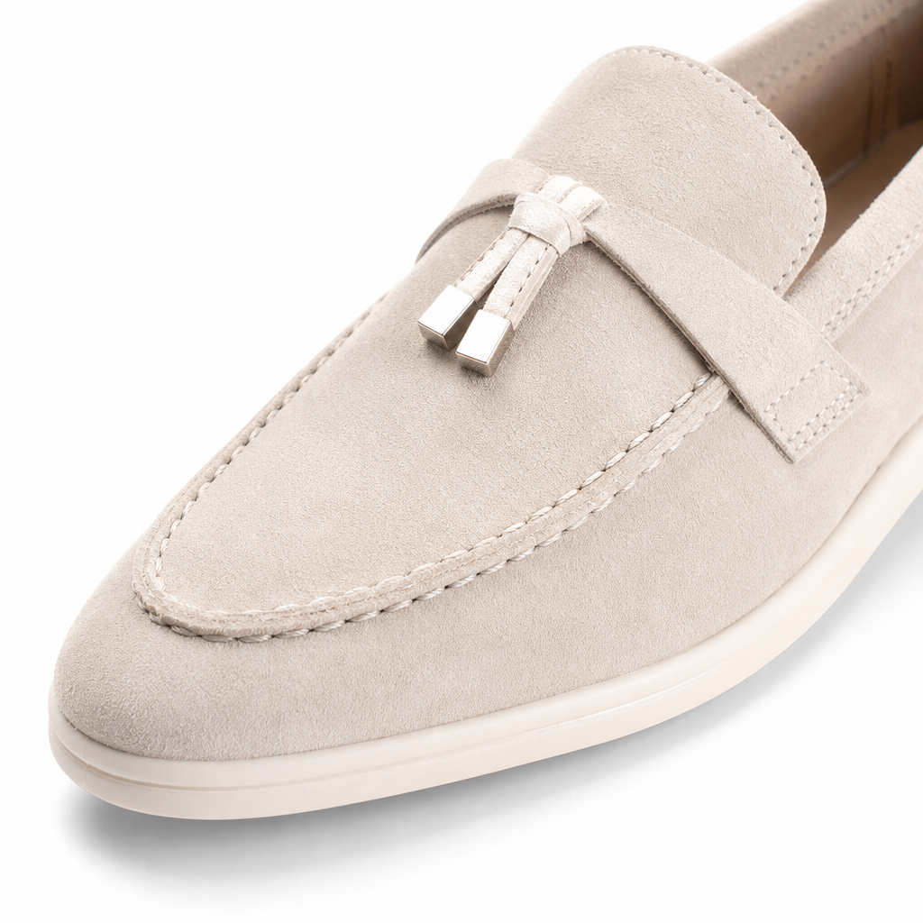 mocassins homme beige en daim à glands gros plan détail