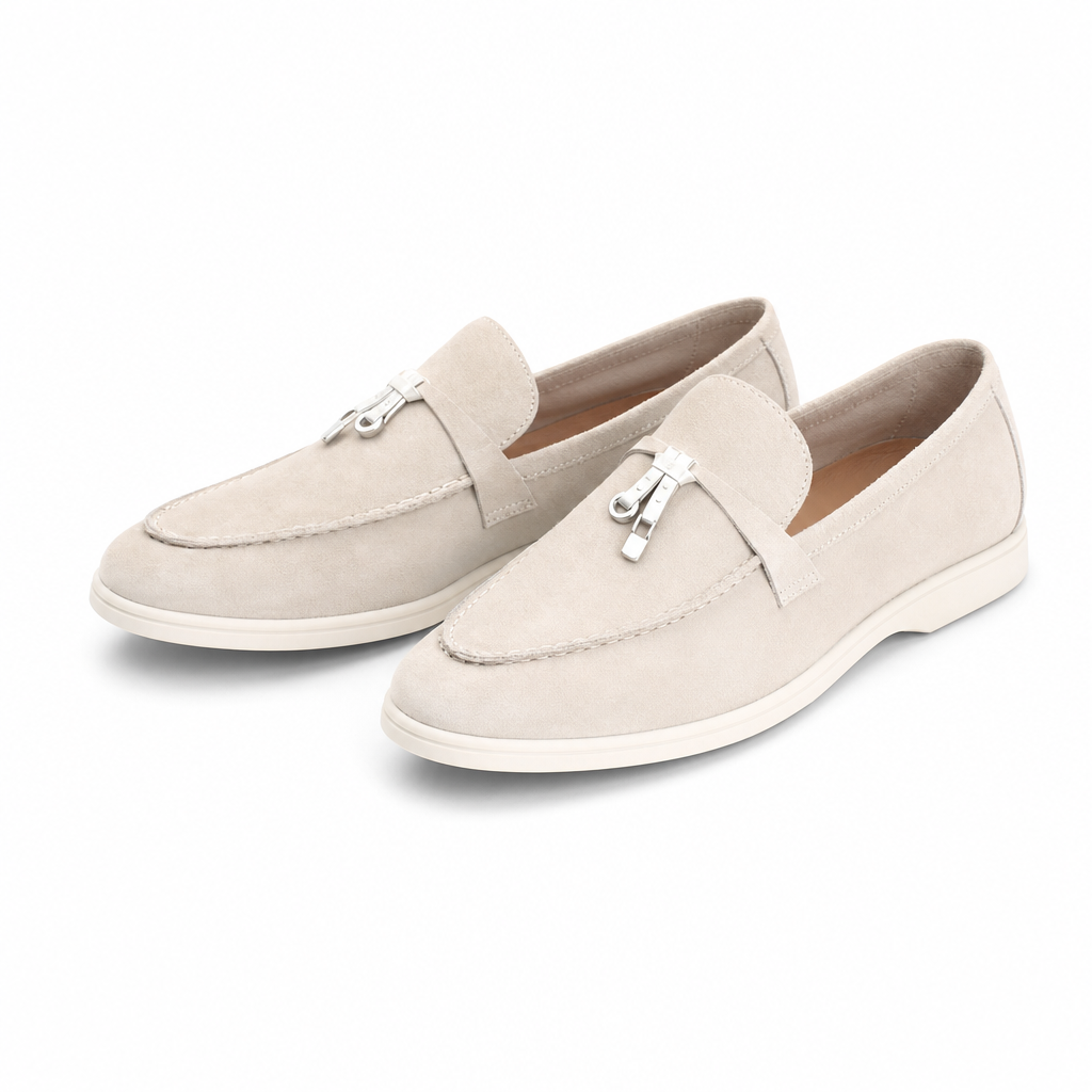 mocassins homme beige en daim à glands paire sur fond blanc