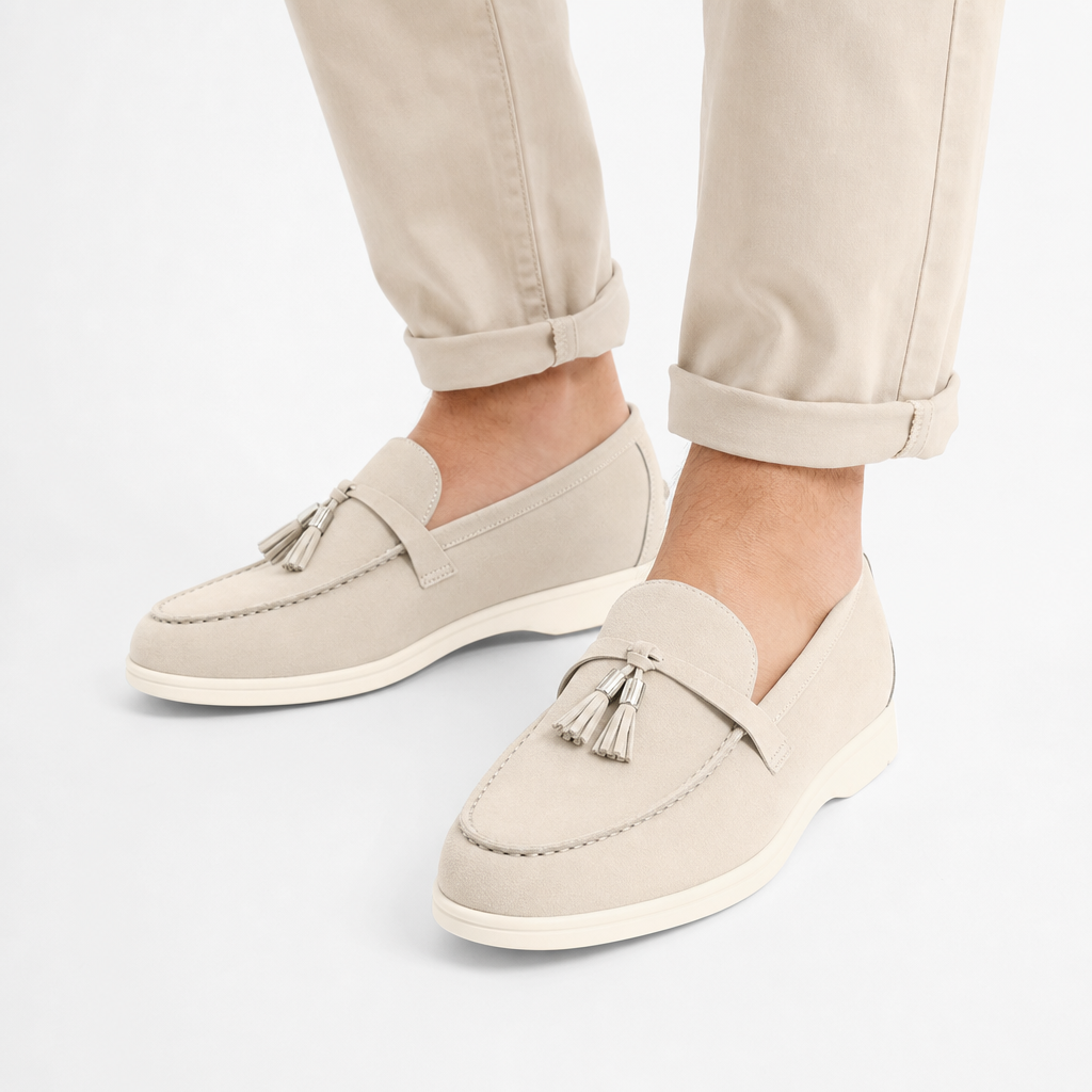 mocassins homme beige en daim à glands détail porté aux pieds