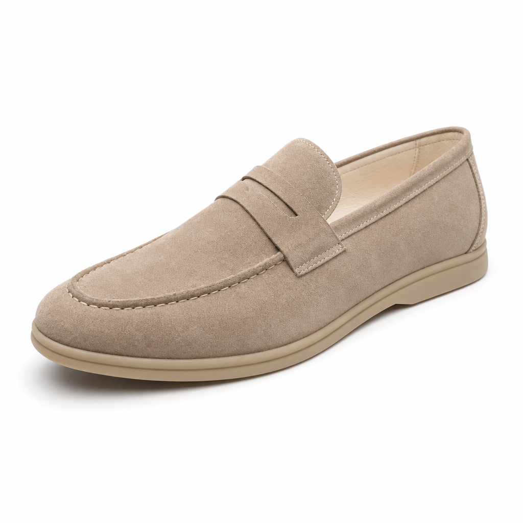 mocassins homme beige en daim vue solo sur fond blanc