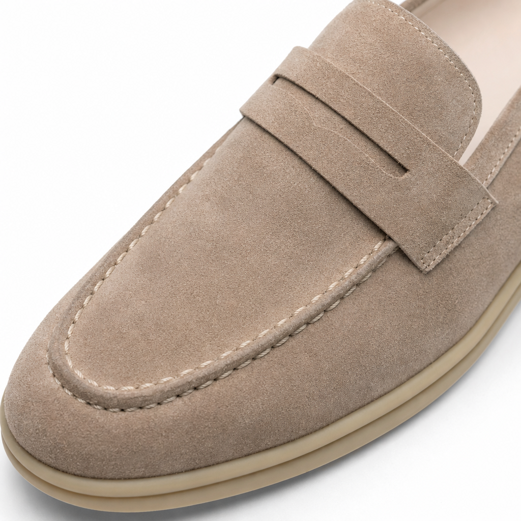 mocassins homme beige en daim gros plan détail