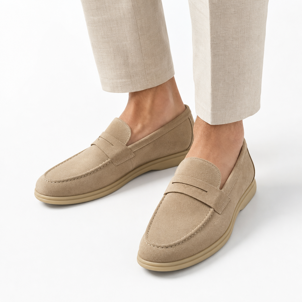mocassins homme beige en daim détail porté aux pieds