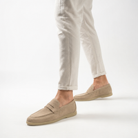 mocassins homme beige en daim photo lifestyle portée