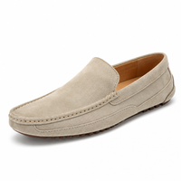 mocassins homme beige en daim style bateau vue solo sur fond blanc