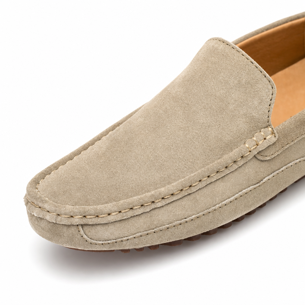 mocassins homme beige en daim style bateau gros plan détail