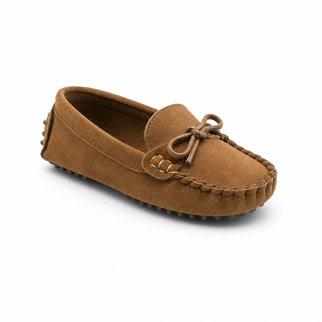 mocassins enfant camel en daim vue solo sur fond blanc