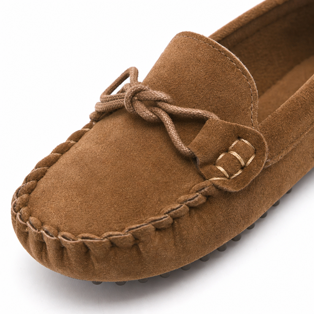 mocassins enfant camel en daim gros plan détail