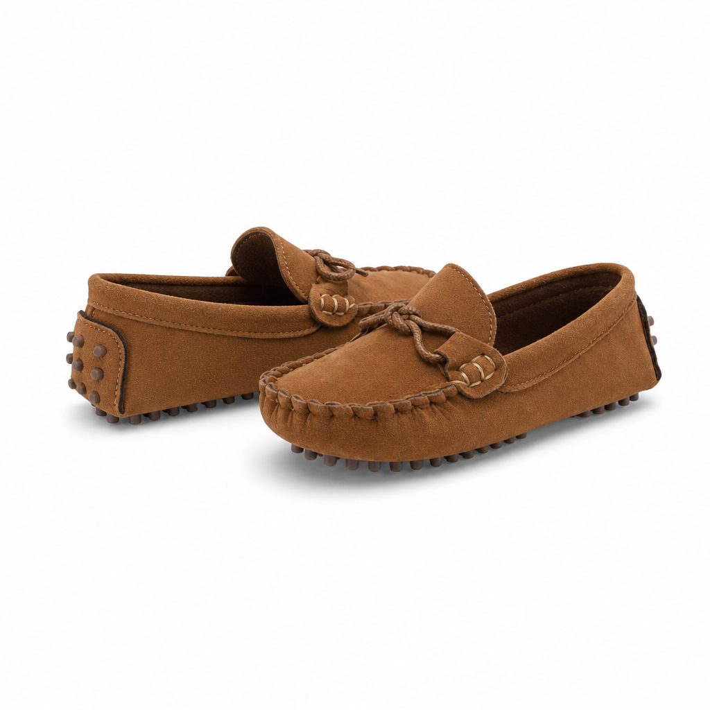 mocassins enfant camel en daim paire sur fond blanc