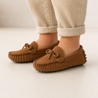 mocassins enfant camel en daim détail porté aux pieds