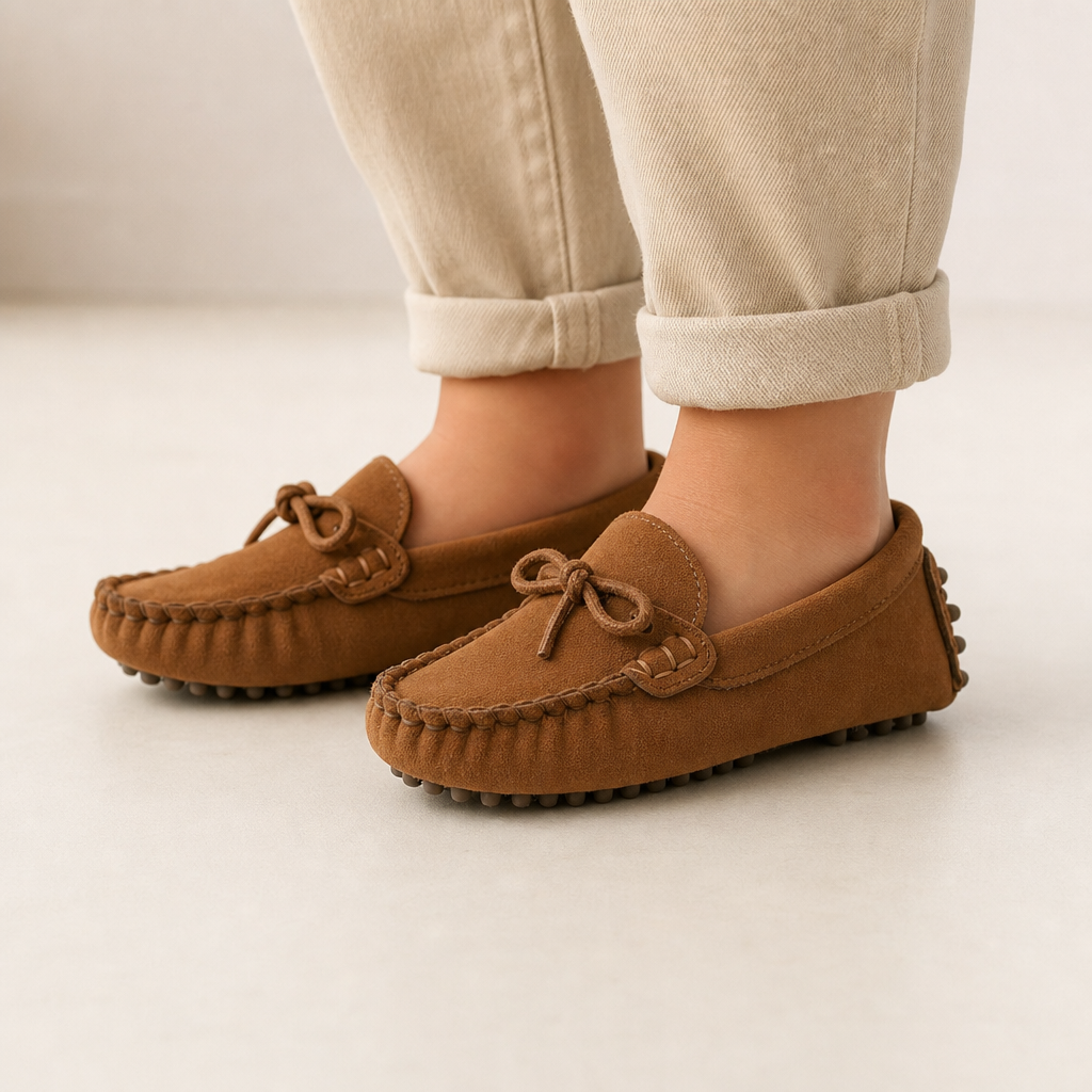 mocassins enfant camel en daim détail porté aux pieds