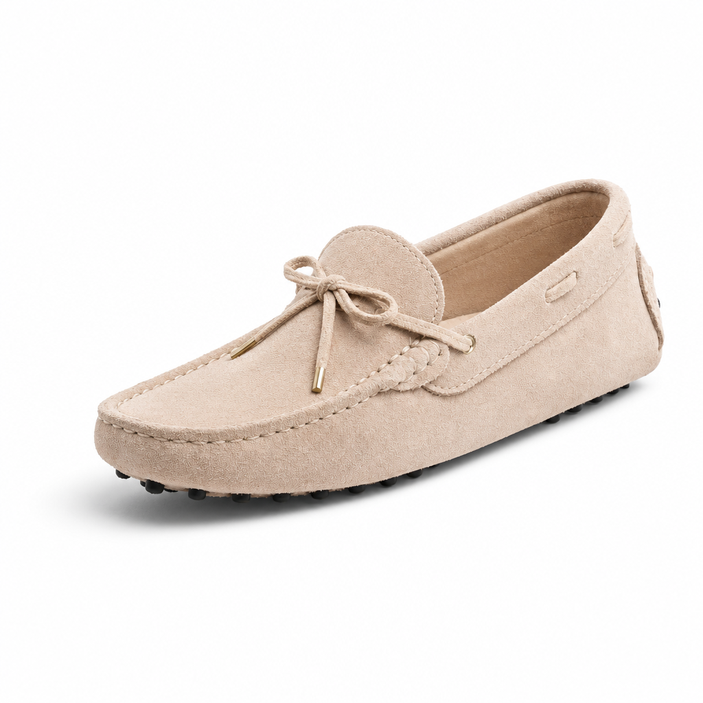 mocassins femme beige en daim style bateau vue solo sur fond blanc