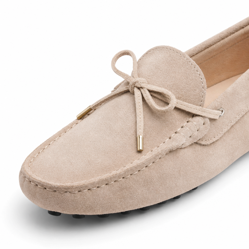 mocassins femme beige en daim style bateau gros plan détail