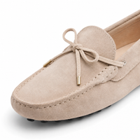 mocassins femme beige en daim style bateau gros plan détail