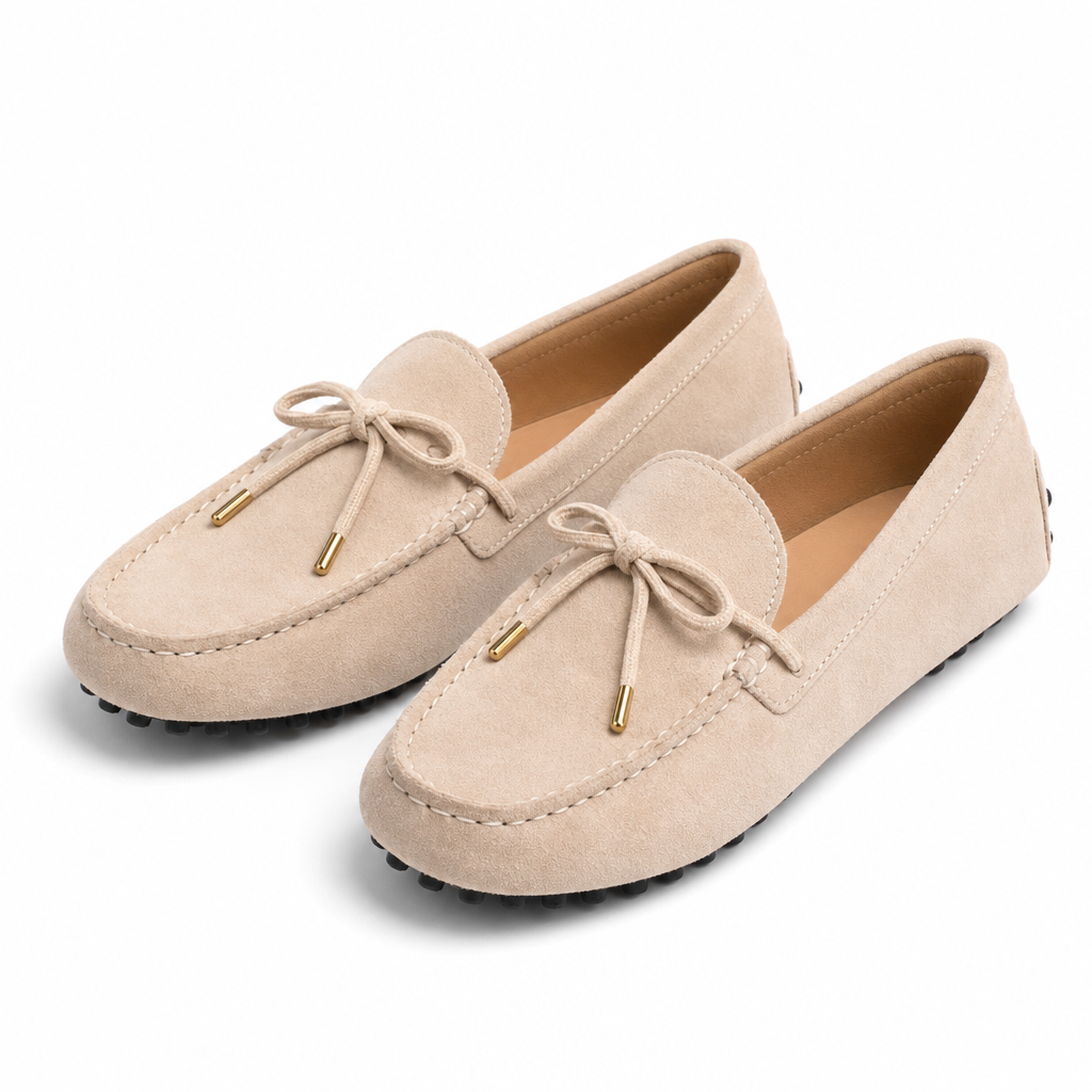 mocassins femme beige en daim style bateau paire sur fond blanc