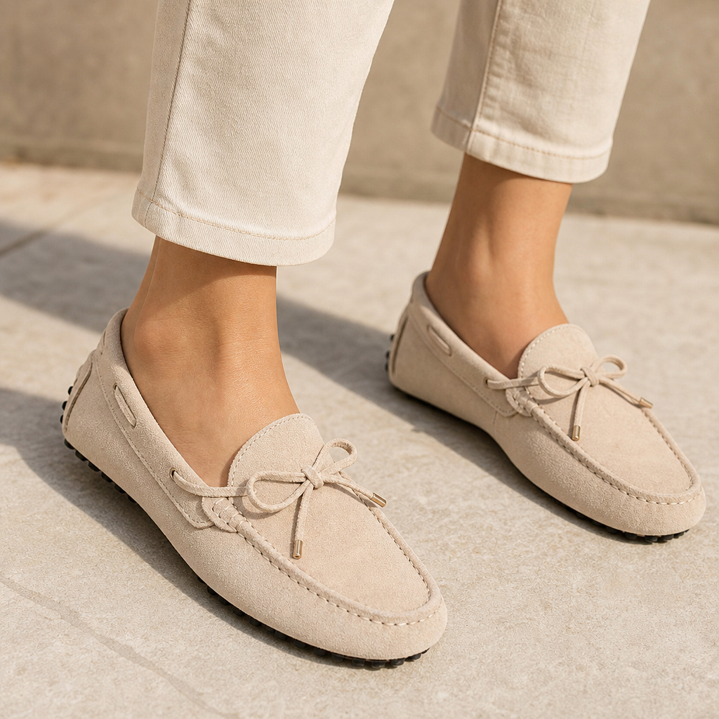 mocassins femme beige en daim style bateau détail porté aux pieds