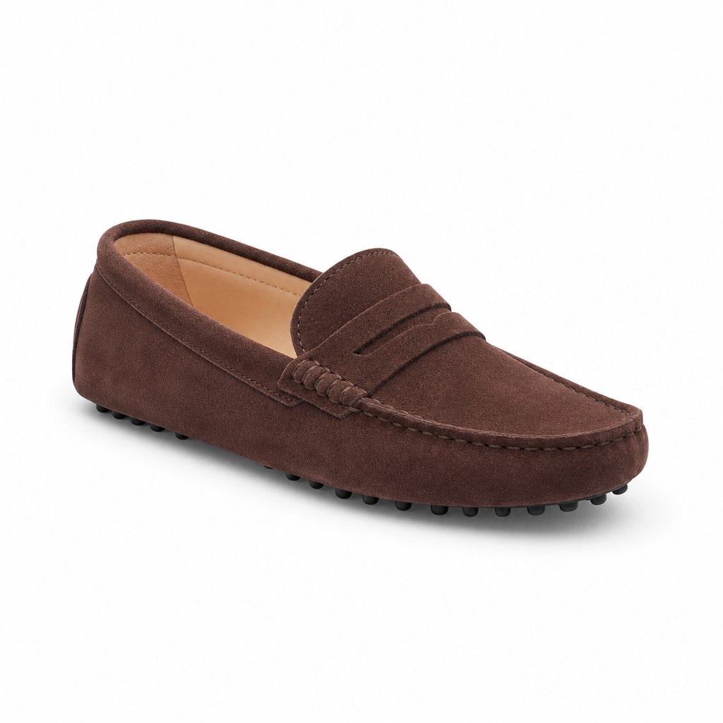 mocassins femme marron en daim vue solo sur fond blanc
