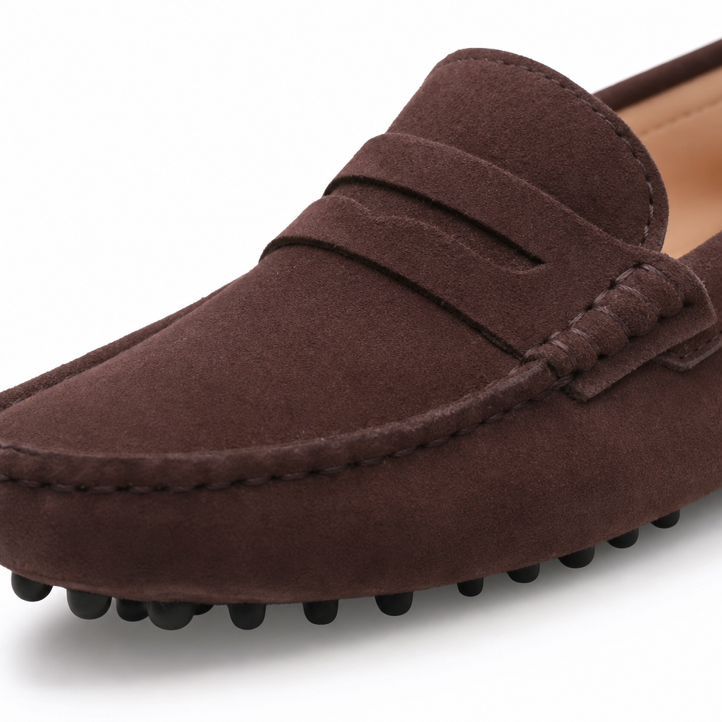mocassins femme marron en daim gros plan détail