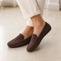 mocassins femme marron en daim détail porté aux pieds