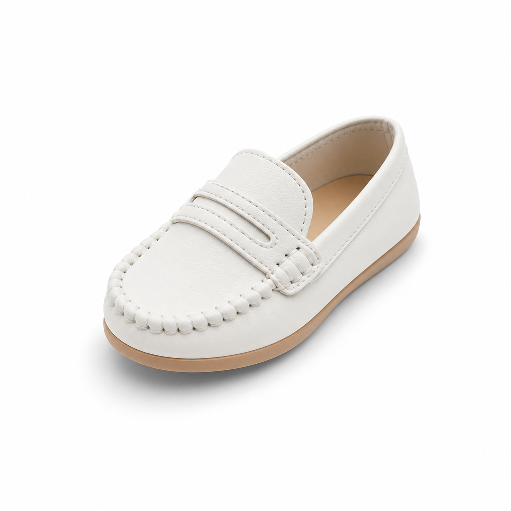 mocassins enfant blancs mats en cuir en vue solo sur fond blanc
