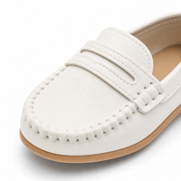 mocassins enfant blancs mats en cuir en gros plan détail