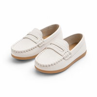 mocassins enfant blancs mats en cuir en paire sur fond blanc