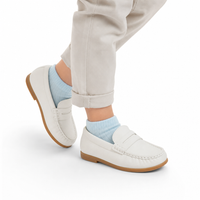 mocassins enfant blancs mats en cuir portés aux pieds