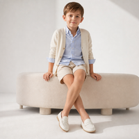 mocassins enfant blancs mats en cuir en photo portée lifestyle