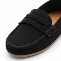 mocassins enfant noir en daim en cuir gros plan détail