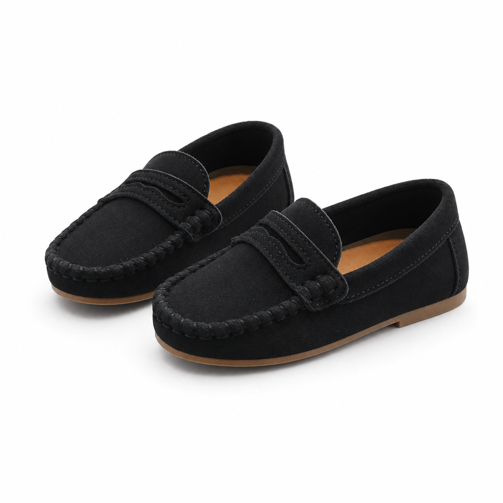 mocassins enfant noir en daim en cuir paire sur fond blanc