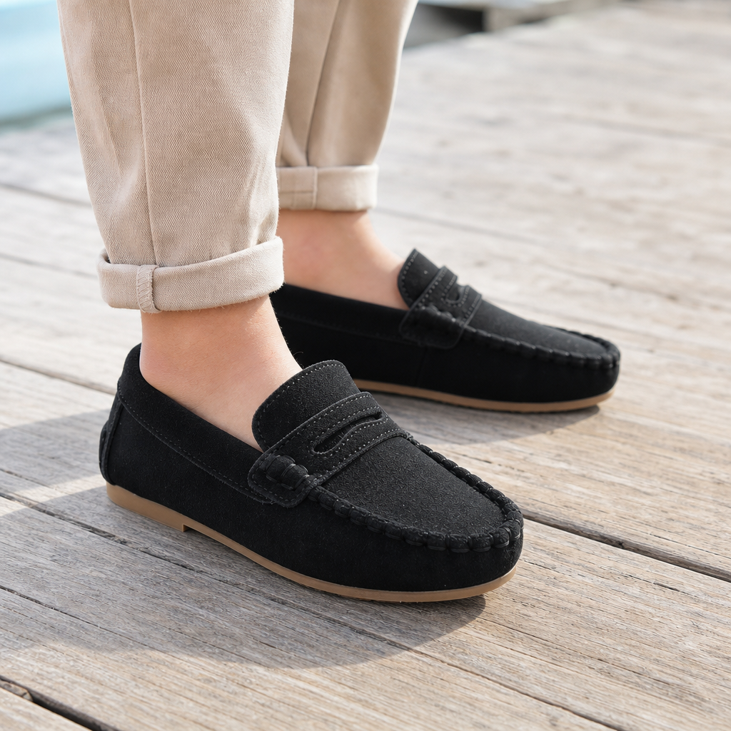 mocassins enfant noir en daim en cuir détail porté aux pieds