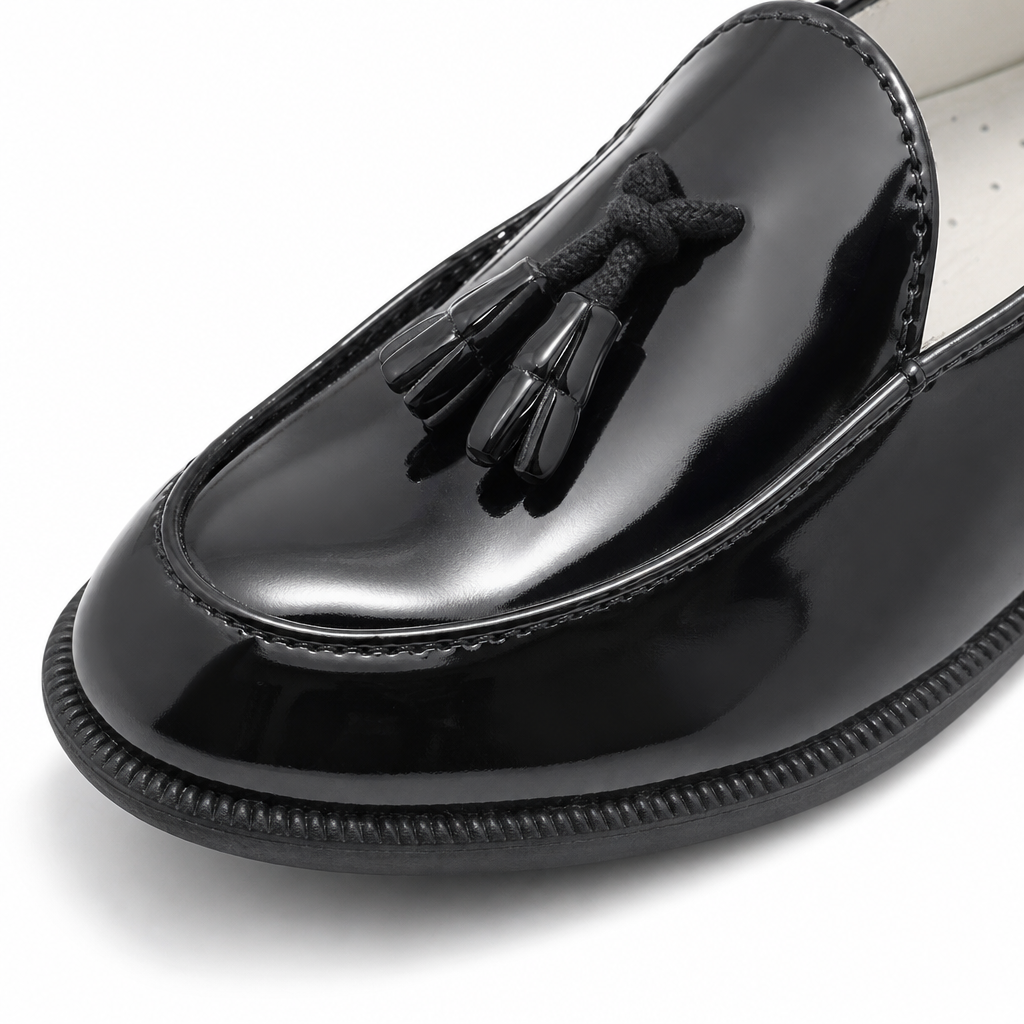 mocassins enfant noir verni brillant gros plan détail