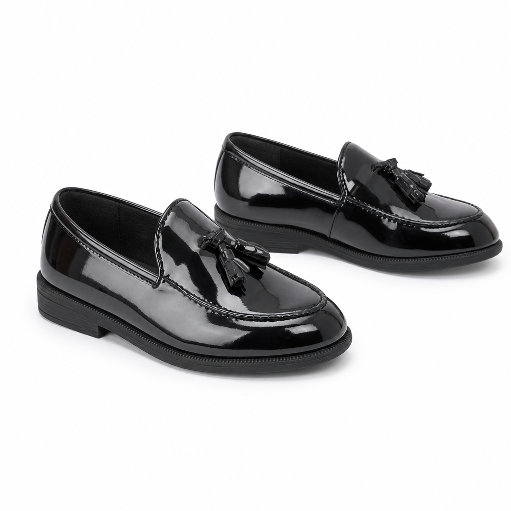 mocassins enfant noir verni brillant paire sur fond blanc